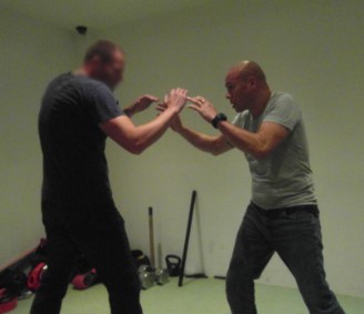 Zelfverdediging trainen met (véél) grotere partners geeft beurse en blauwe plekken!